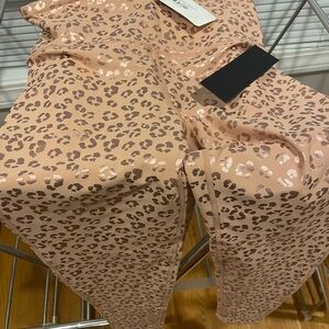 Mono b Women’s Leggings. Leopard print. Size M. NWT.